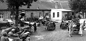 Traubenannahme und Weinfässer vor dem Gebäude des Ahrweiler Winzervereins 1958.