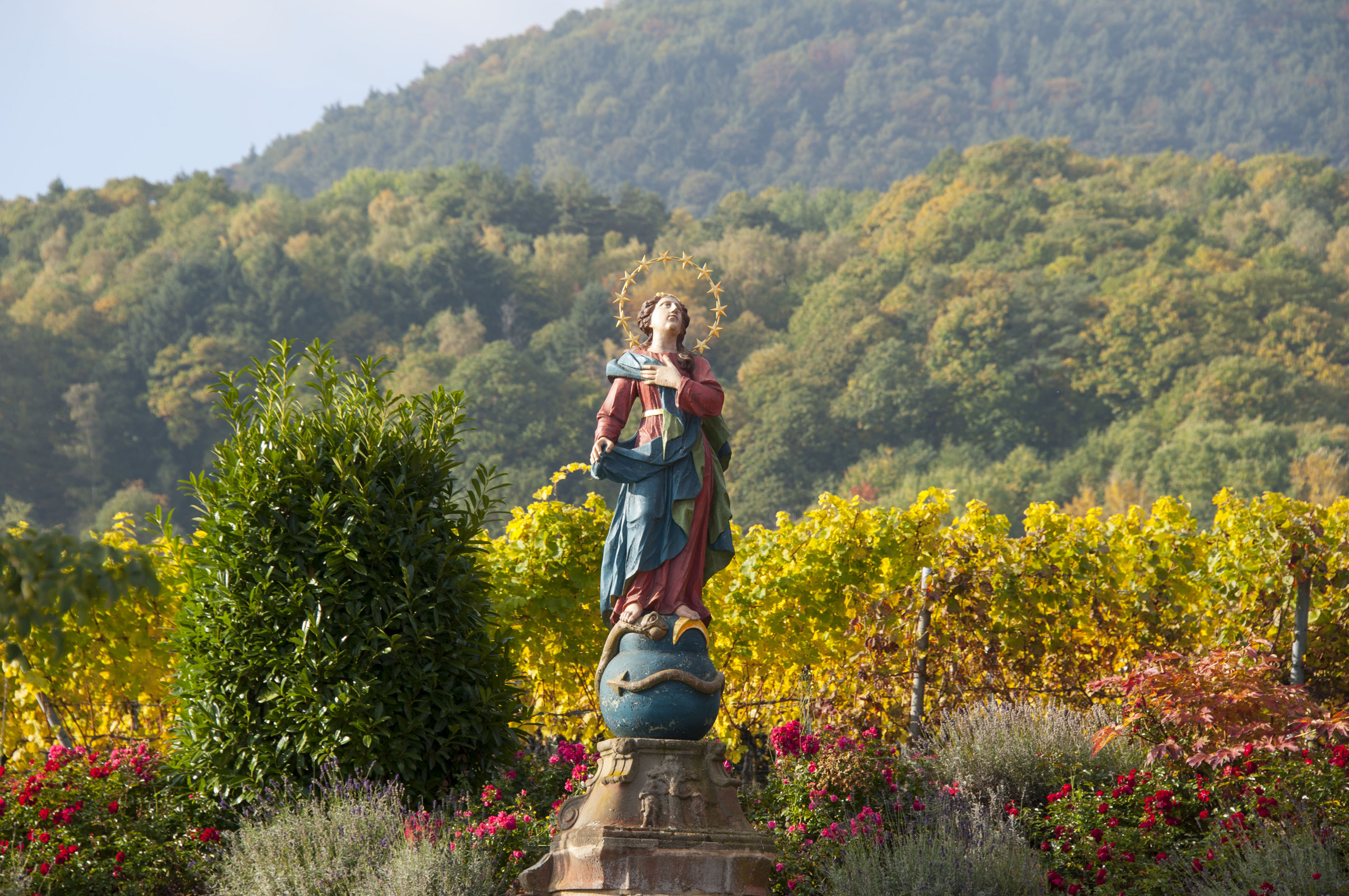 Madonna am Wein- und Steinlehrpfad in St. Martin an der Südlichen Weinstraße umringt von Reben.