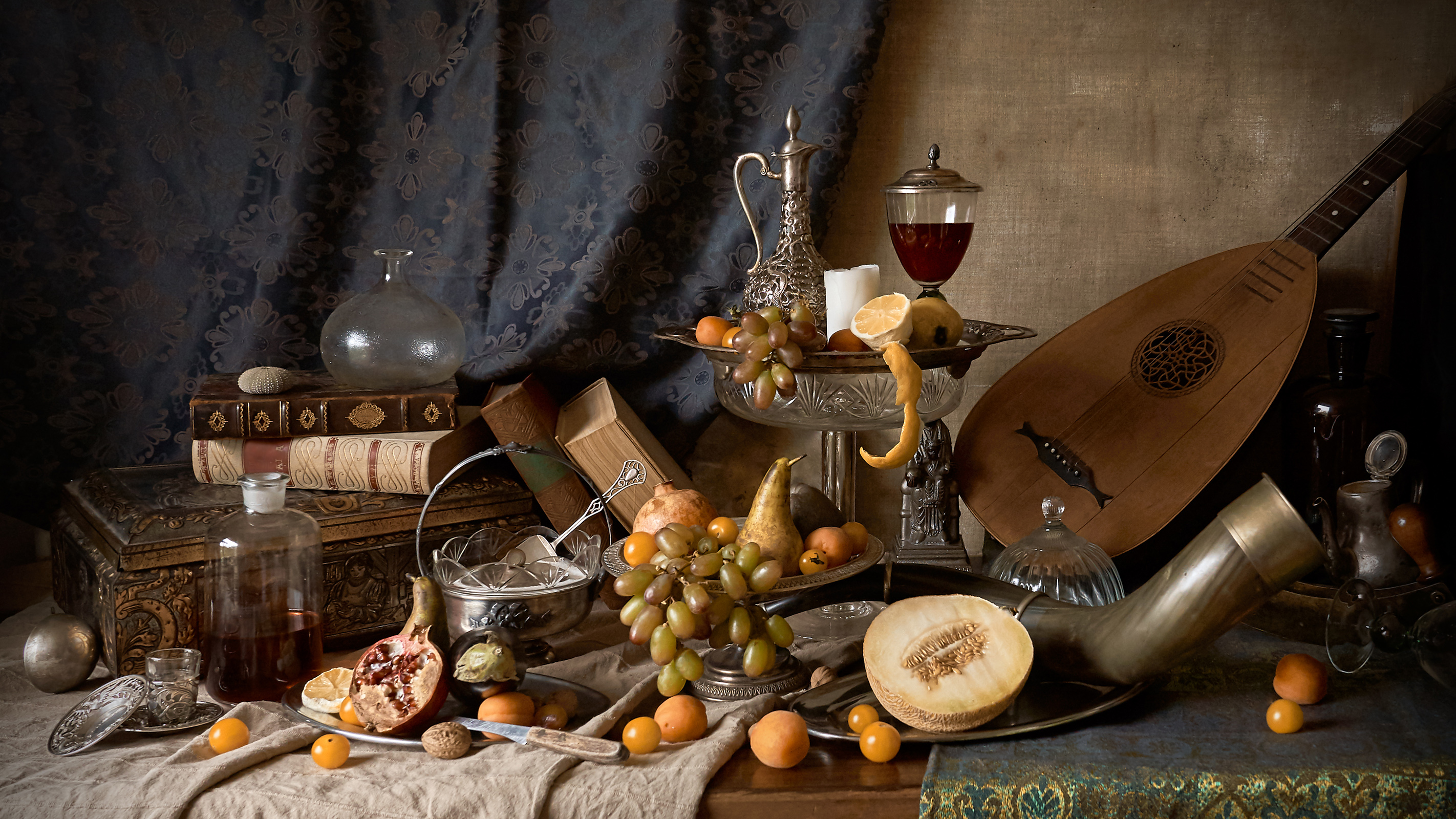 Stilleben im altmeisterlichen Stil mit Jagdhorn, Wein, Silbergeschirr, Früchten, Gitarrenlaute, Aprikosen und Trauben.